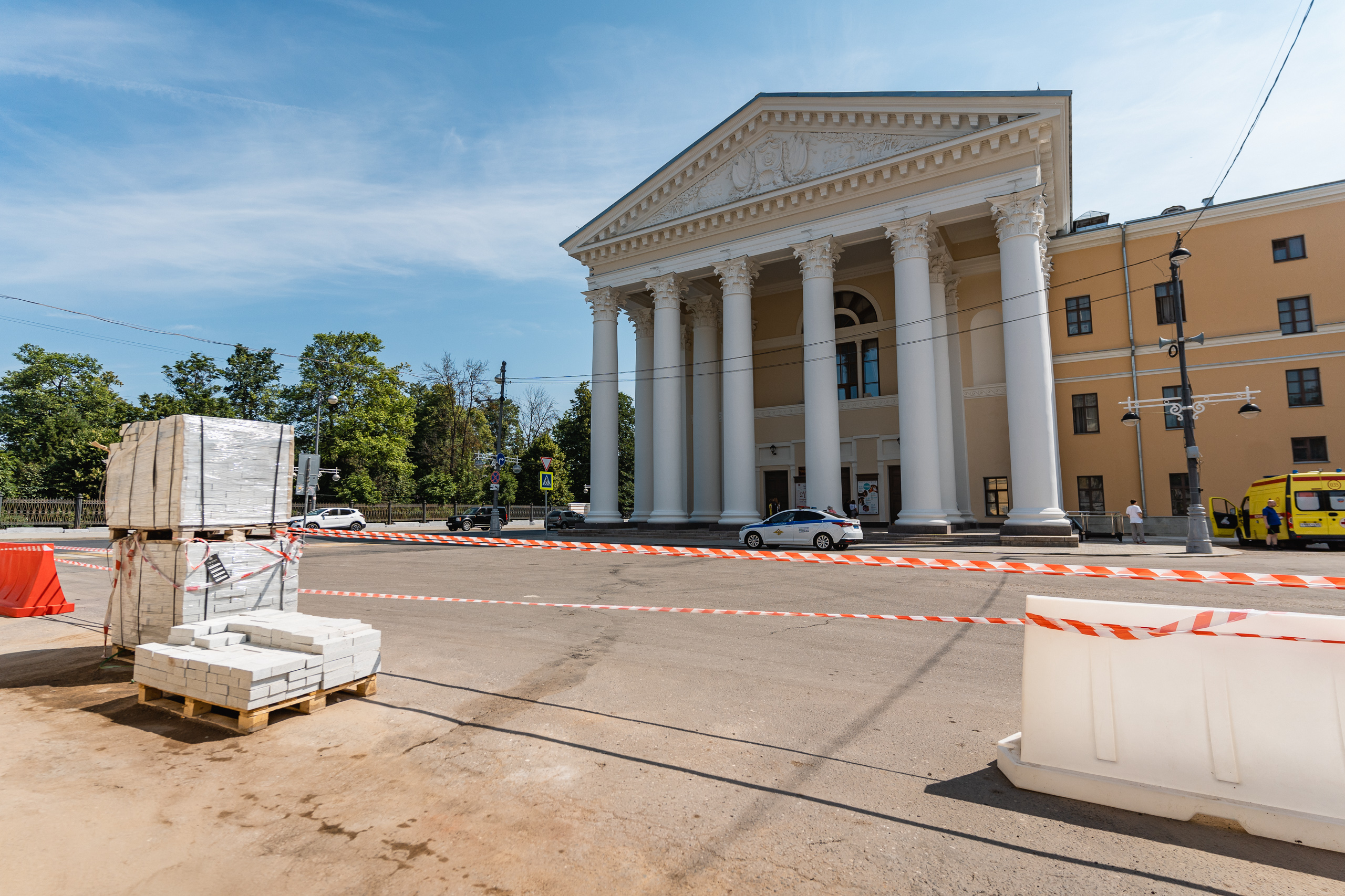 В центре Твери ремонтируют тротуары