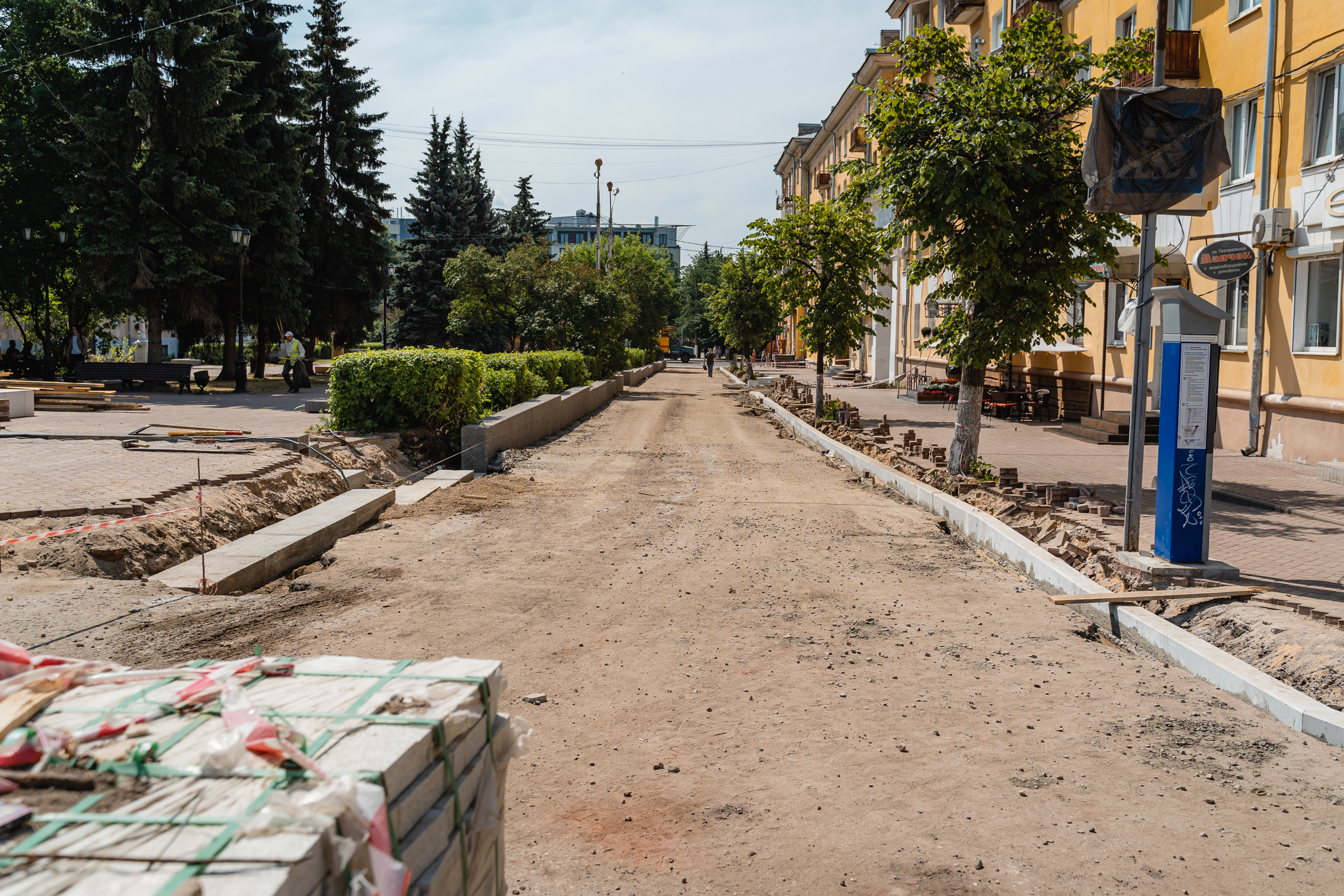 В центре Твери ремонтируют тротуары