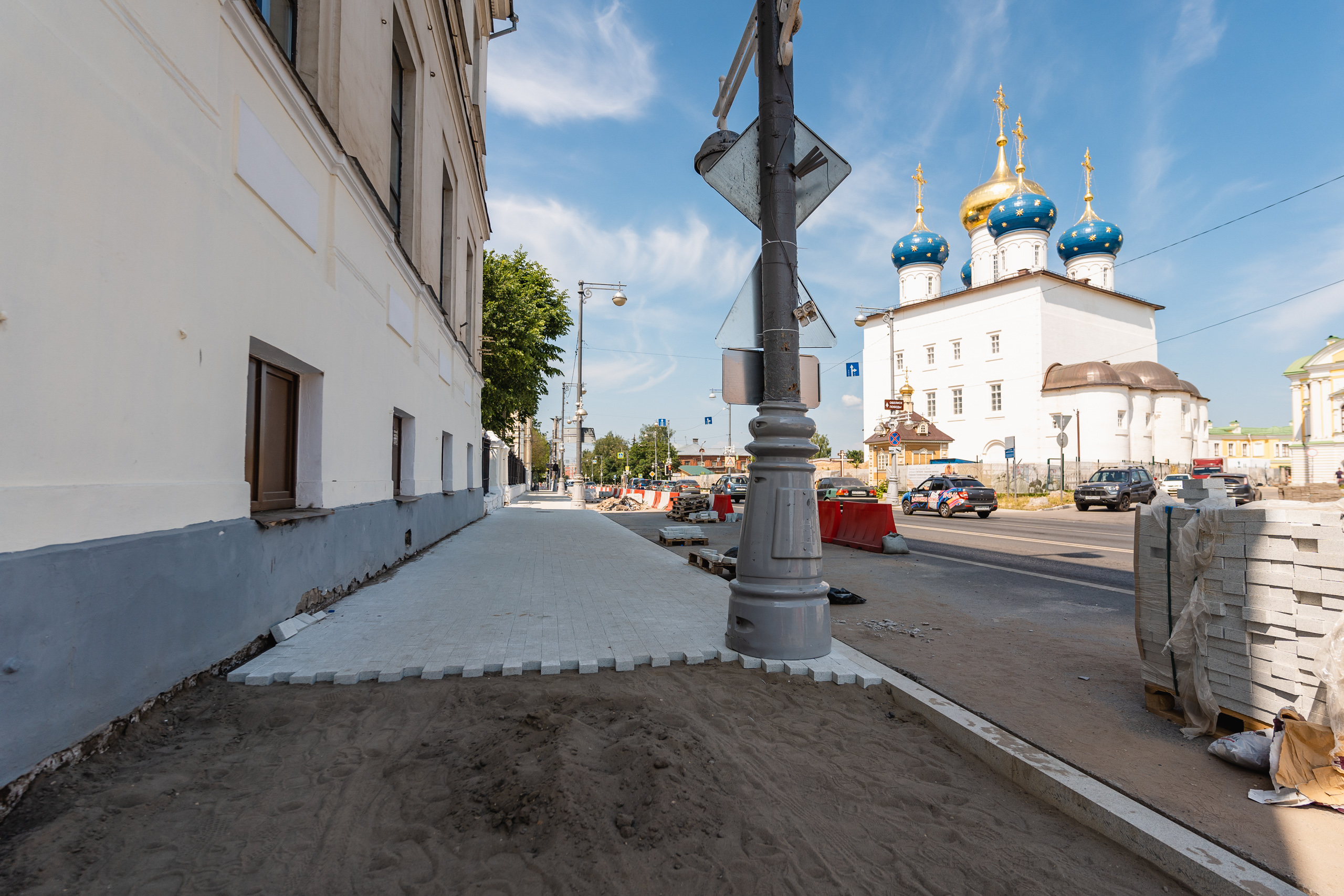 В центре Твери ремонтируют тротуары