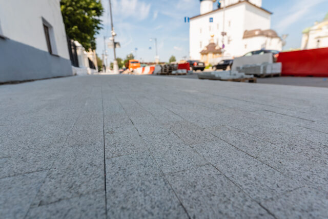 В центре Твери ремонтируют тротуары