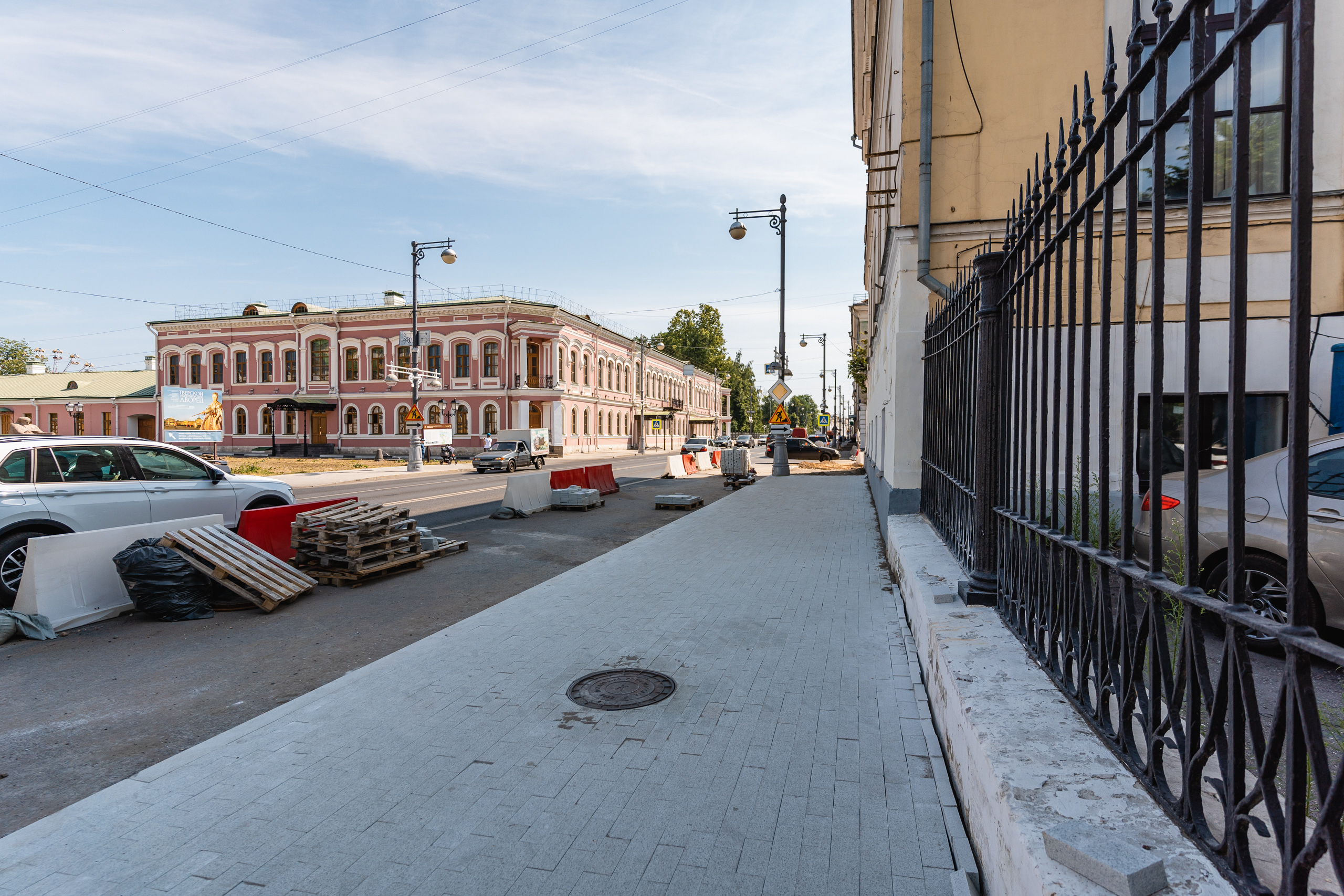 В центре Твери ремонтируют тротуары