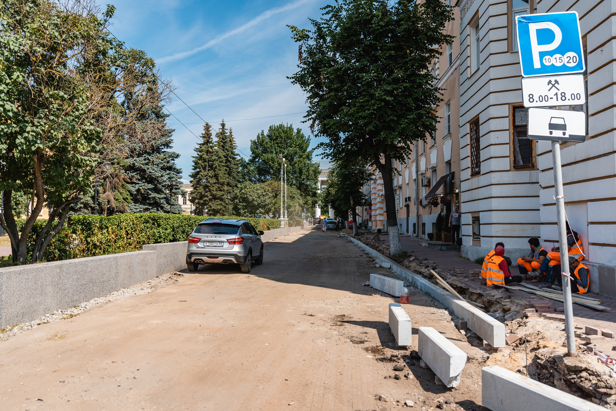 В центре Твери ремонтируют тротуары