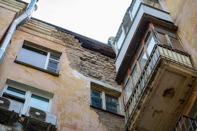 СК проверят информацию об обрушении фасада дома в Центральном районе Твери