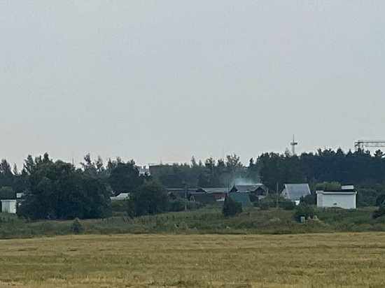 Под Тверью загорелось двухэтажное здание Под Тверью загорелось двухэтажное здание