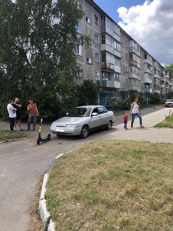 В Твери легковушка сбила двух детей на электросамокате