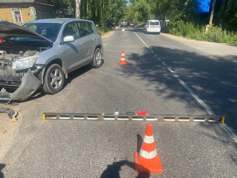Три автомобиля столкнулись на перекрестке в Кимрах