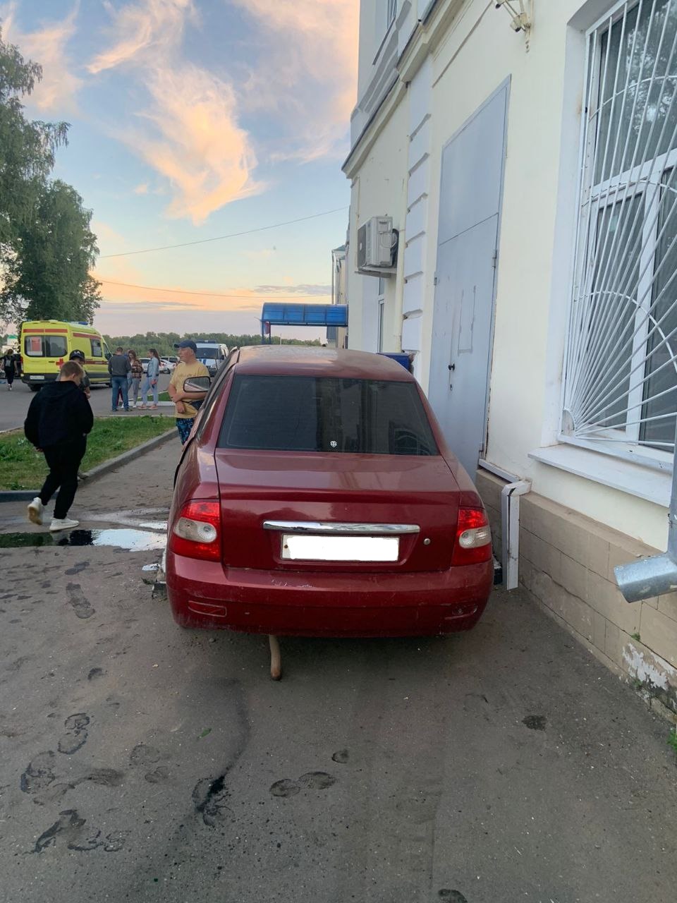 В Тверской области молодой водитель "припарковался" на крыльце