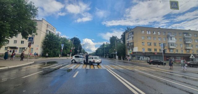 Две иномарки столкнулись на улице Горького в Твери