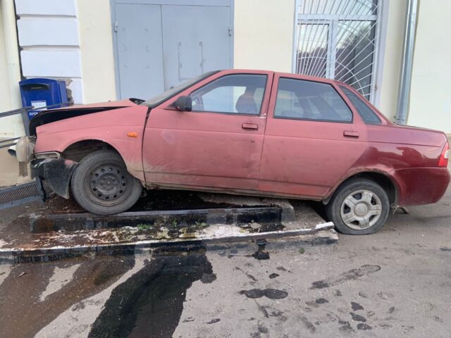 В Тверской области молодой водитель "припарковался" на крыльце