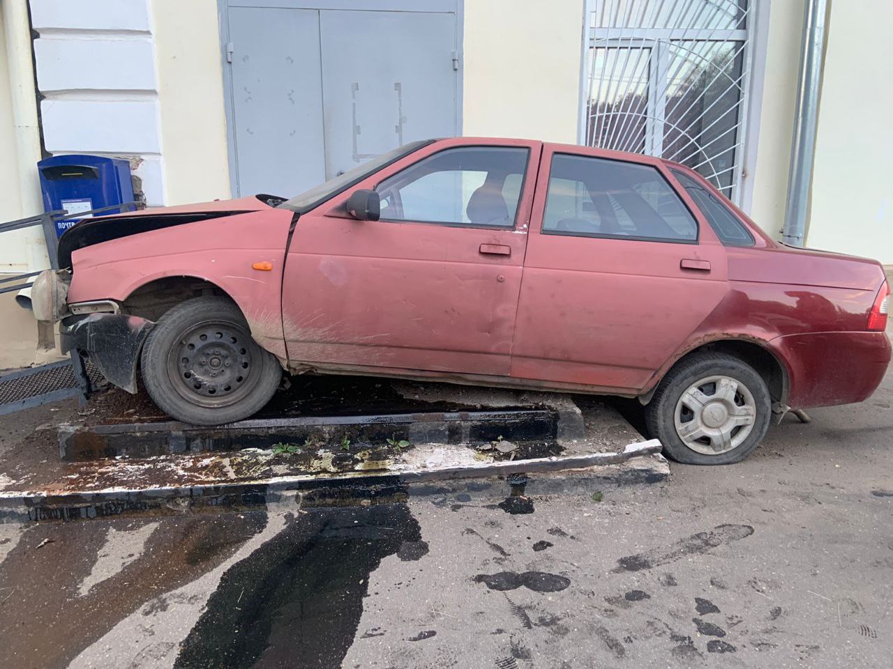 В Тверской области молодой водитель "припарковался" на крыльце