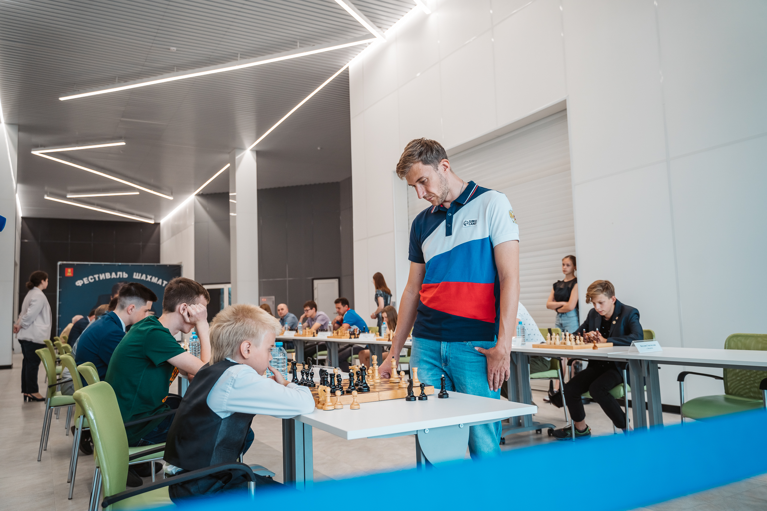 20 против одного: Лучшие шахматисты Тверской области бросили вызов гроссмейстеру Сергею Карякину