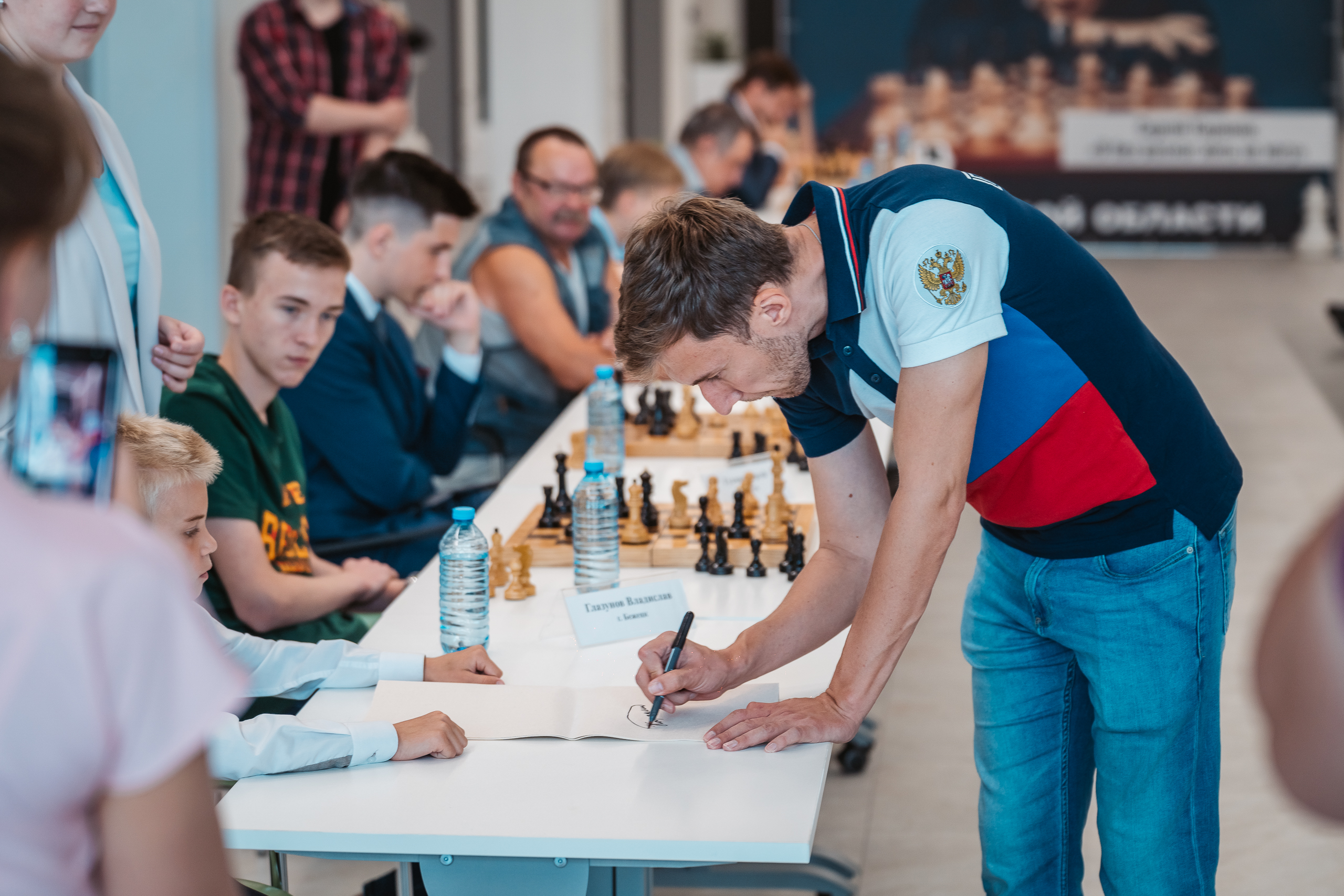 20 против одного: Лучшие шахматисты Тверской области бросили вызов гроссмейстеру Сергею Карякину 20 против одного: Лучшие шахматисты Тверской области бросили вызов гроссмейстеру Сергею Карякину