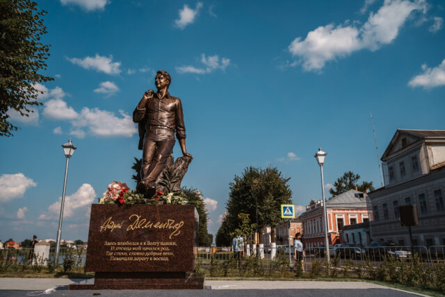 Известный актер Максим Аверин прочитал стихотворение у памятника Андрею Дементьеву