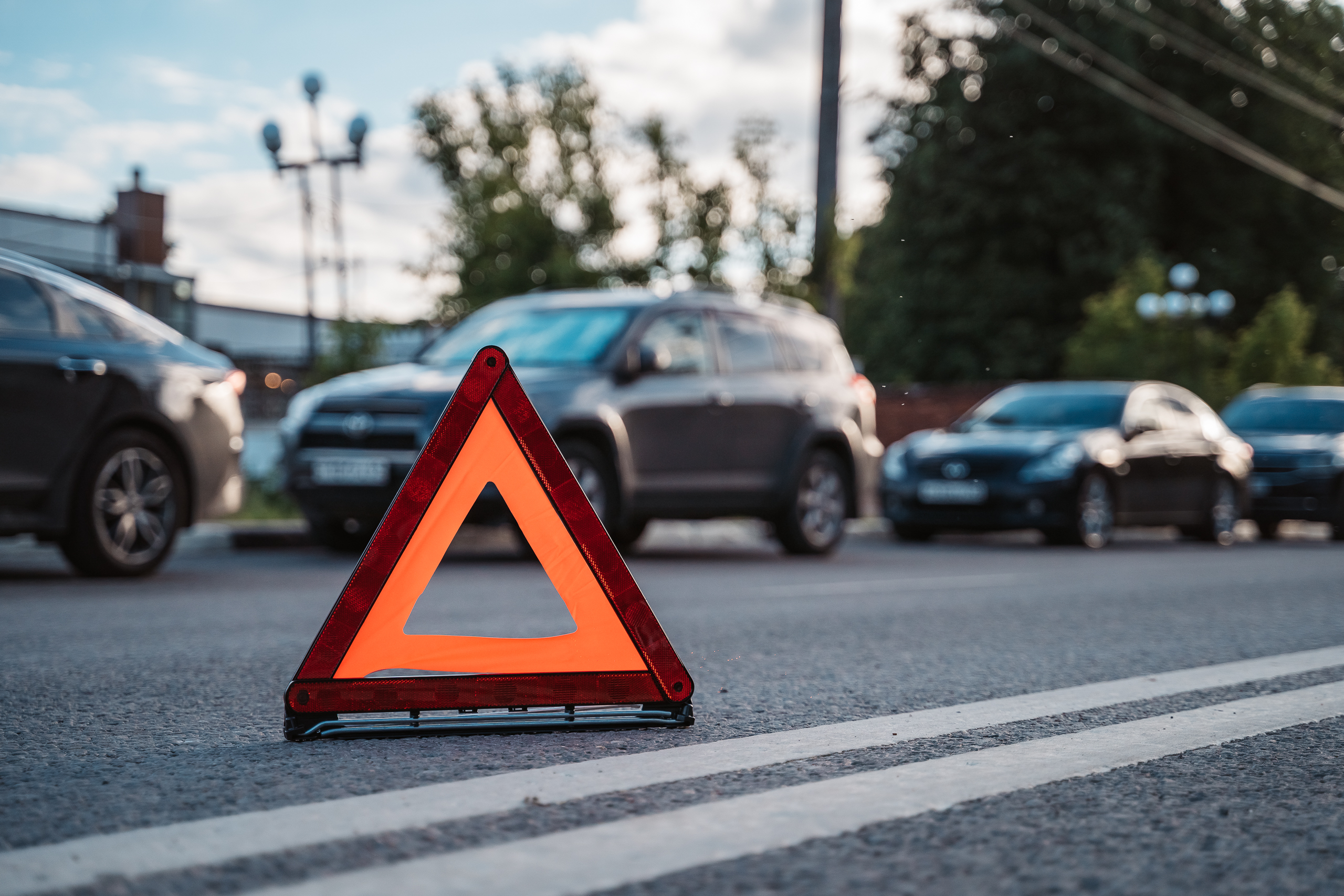 В Тверской области мотоциклист наехал на дорожный каток