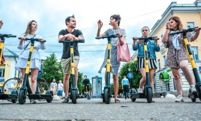 В Твери начали проводить экскурсии на электросамокатах В Твери начали проводить экскурсии на электросамокатах