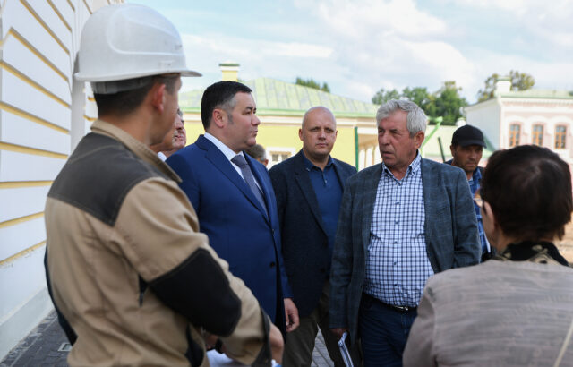 Игорь Руденя проинспектировал работы по благоустройству Соборной площади в Твери