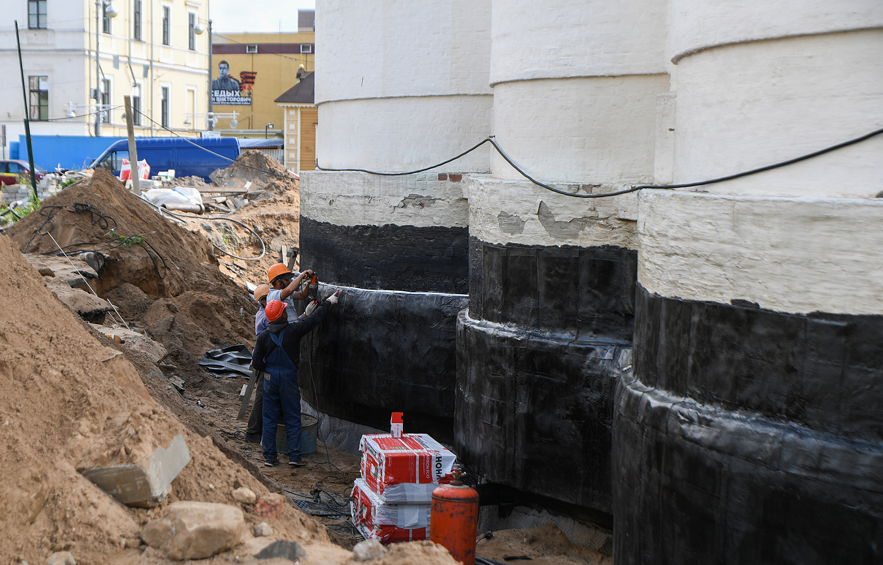 Игорь Руденя проинспектировал работы по благоустройству Соборной площади в Твери