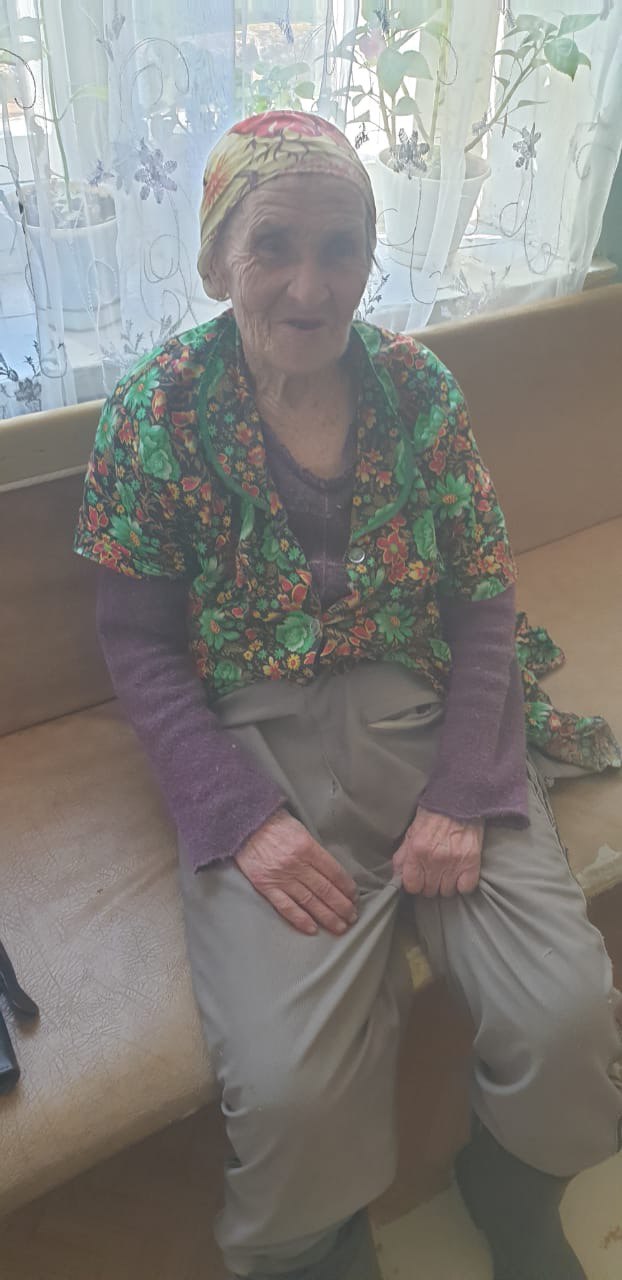 Полицейские и волонтеры нашли заблудившуюся в лесу бабушку