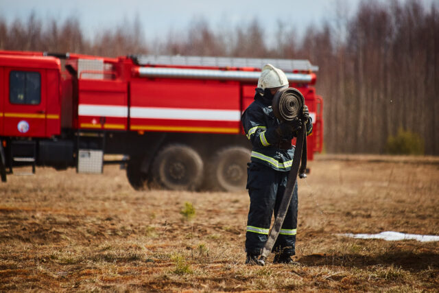 В Кимрском районе горит лесная подстилка В Калининском округе тлеет лесная подстилка