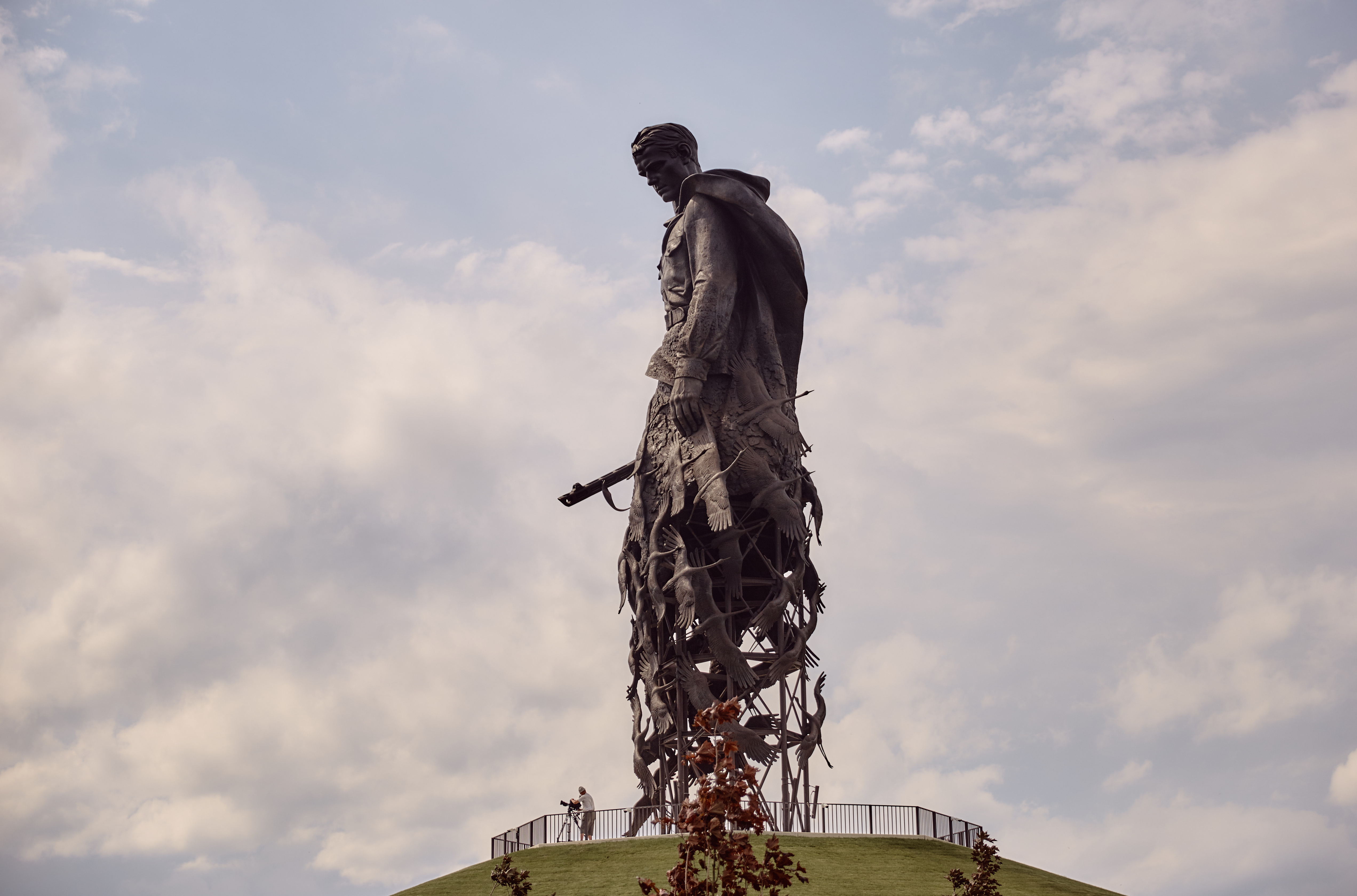 Монумент солдата. РЖЕВСКИЙ мемориал советскому солдату в Тверской области. Тверь РЖЕВСКИЙ мемориал. Памятник советскому солдату Тверь. Мемориал в Тверской области под Ржевом.