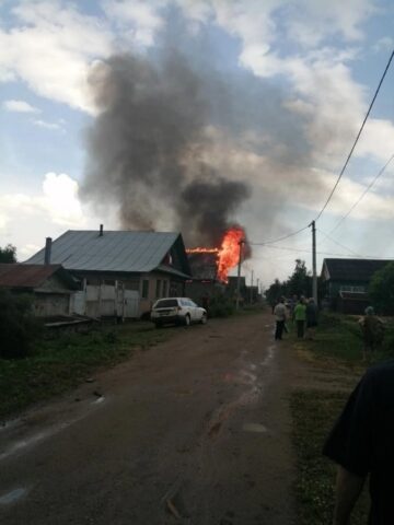 В Бежецке загорелся деревянный дом