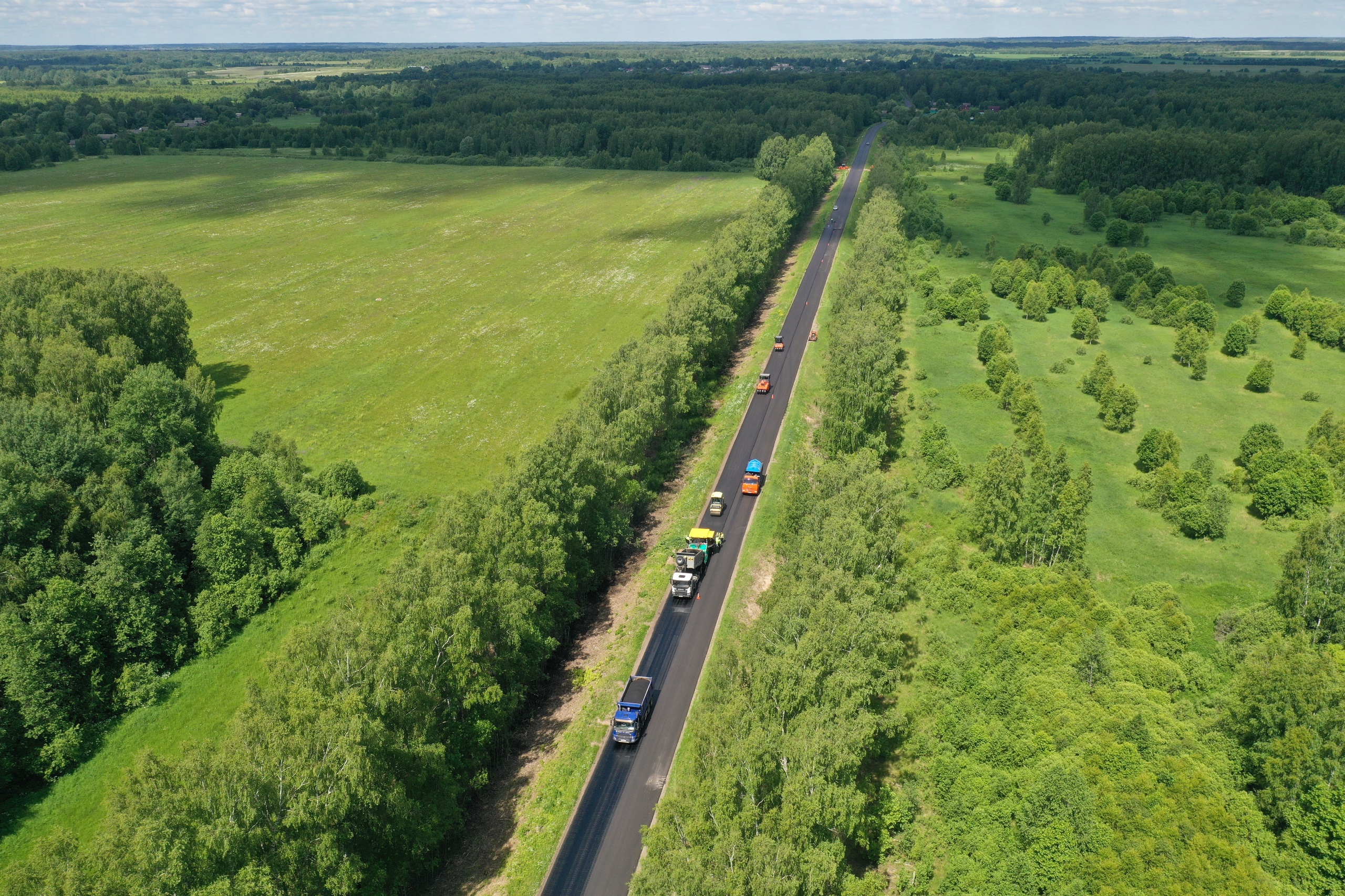 На дороге в Старицком районе с опережением графика завершена укладка асфальтобетона