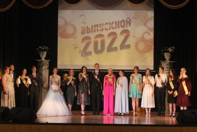 В Бологовской районе поздравили выпускников школ