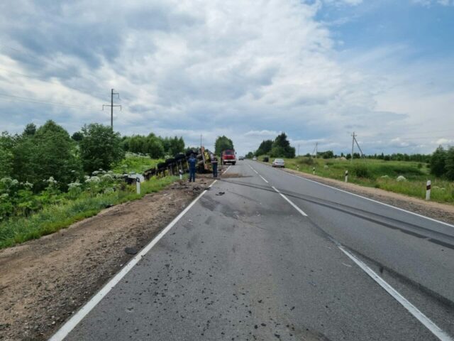 На дороге в Тверской области столкнулись легковушка и бензовоз