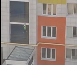 В Твери с балкона второго этажа упал ребенок В Твери с балкона второго этажа упал ребенок