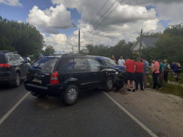 Две иномарки столкнулись на Бурашевском шоссе в Твери, есть пострадавшие