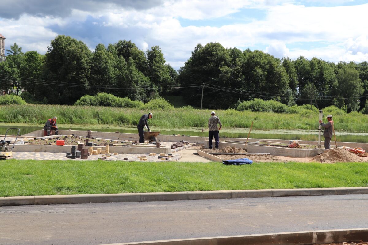 В Торопце продолжаются работы по благоустройству территории