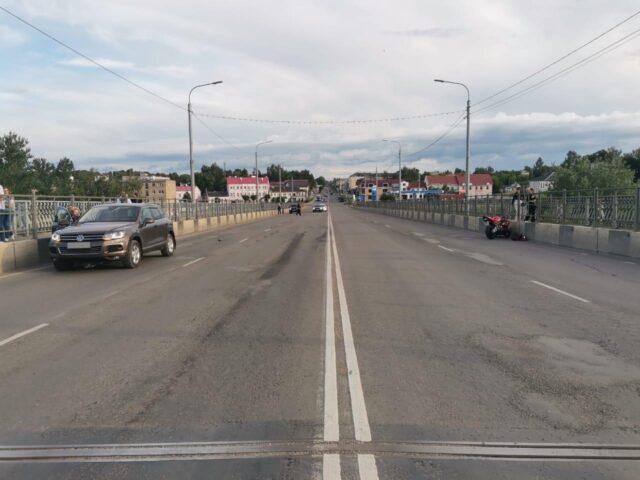 В Ржеве мотоциклист врезался в машину