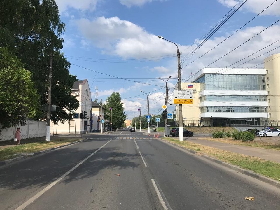 В Твери автомобиль сбил на регулируемом переходе пешеходов В Твери автомобиль сбил на регулируемом переходе пешеходов