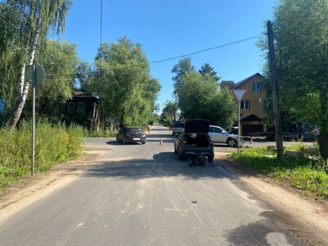 Три автомобиля столкнулись на перекрестке в Кимрах