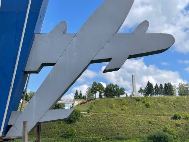 В Ржеве по просьбе местных жителей перенесли памятник воинам-десантникам