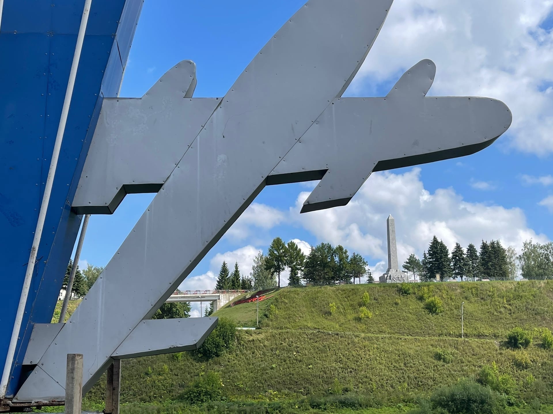 В Ржеве по просьбе местных жителей перенесли памятник воинам-десантникам