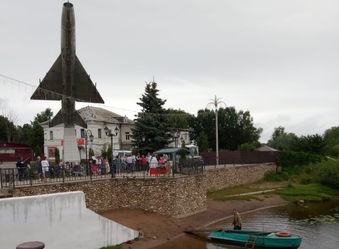 Уже традиция: в Тверской области людей крестили в реке