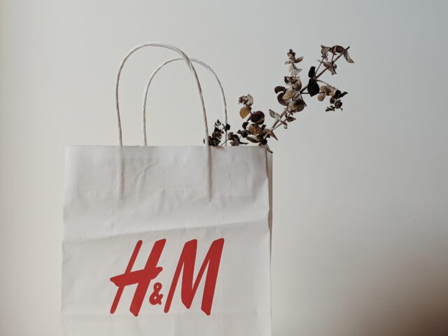 Сеть H&M пытается найти нового владельца в России Сеть H&M пытается найти нового владельца в России