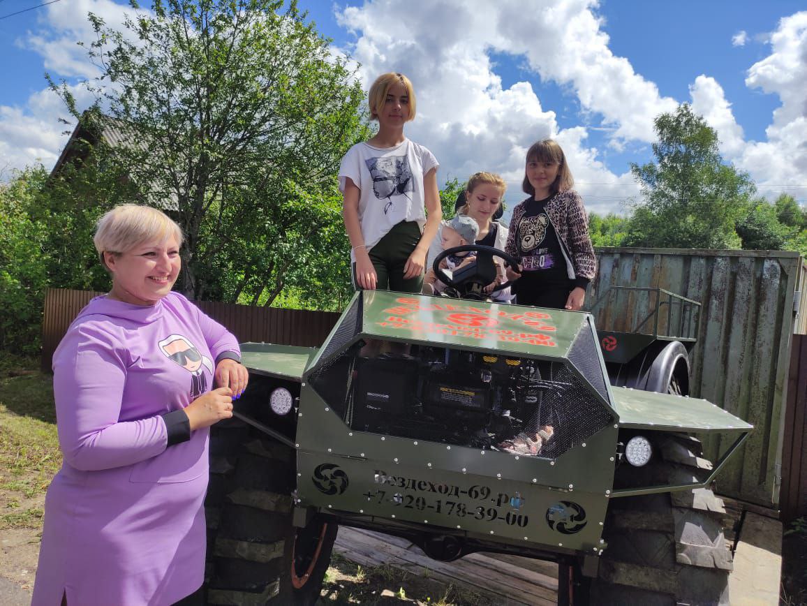 Многодетной семье из Жарковского района вручили болотоход