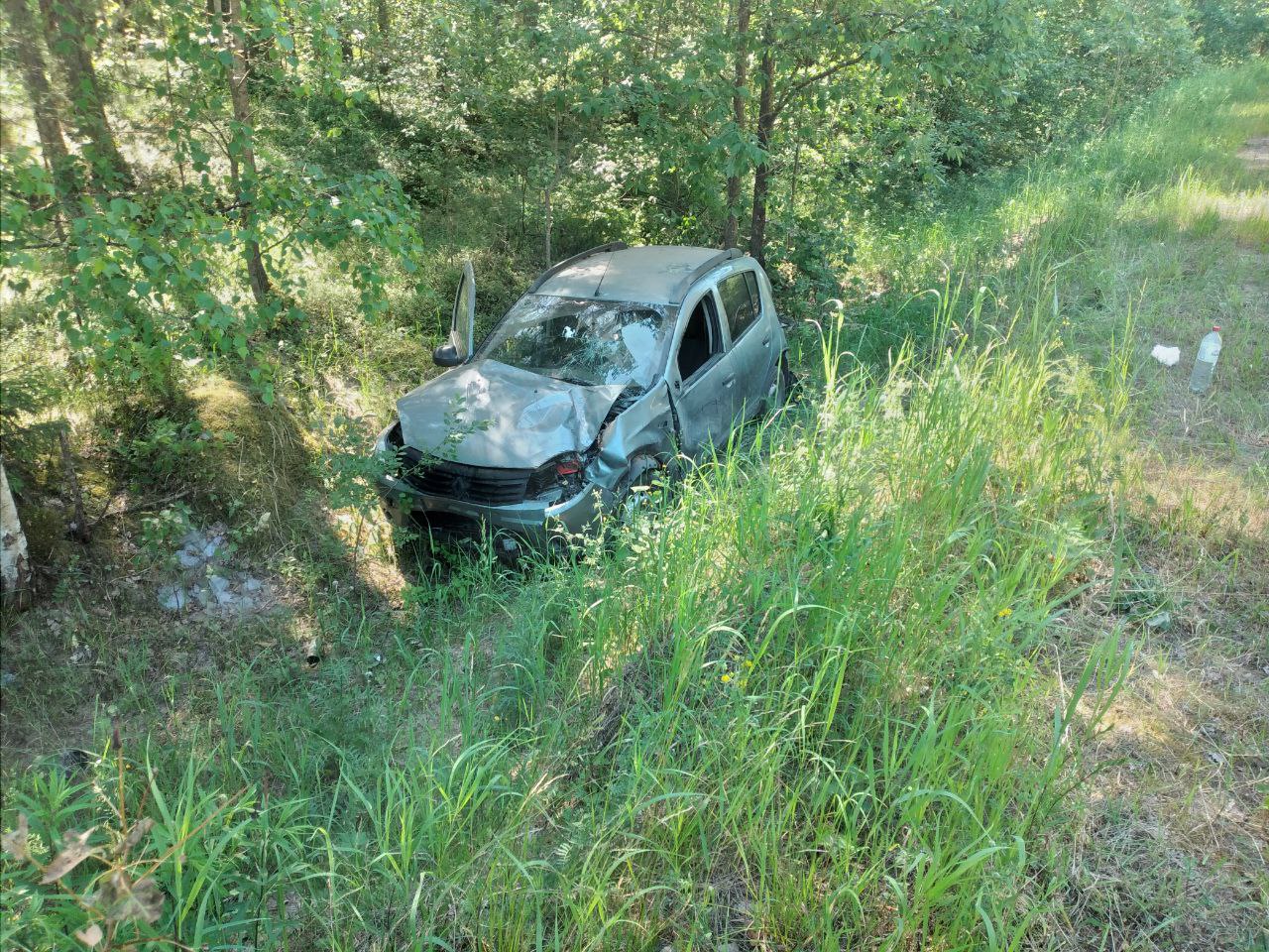 Под Тверью автомобиль Рено съехал в кювет Под Тверью автомобиль Рено съехал в кювет