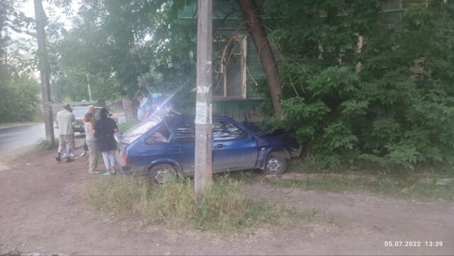 В Ржеве пожилой водитель не справился с автомобилем и врезался в дом