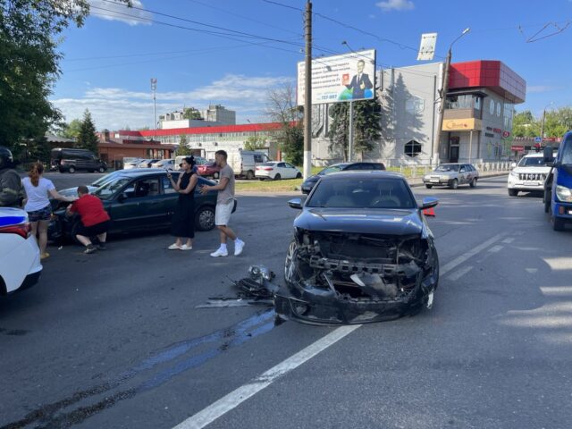 В Твери на Орджоникидзе столкнулись два автомобиля