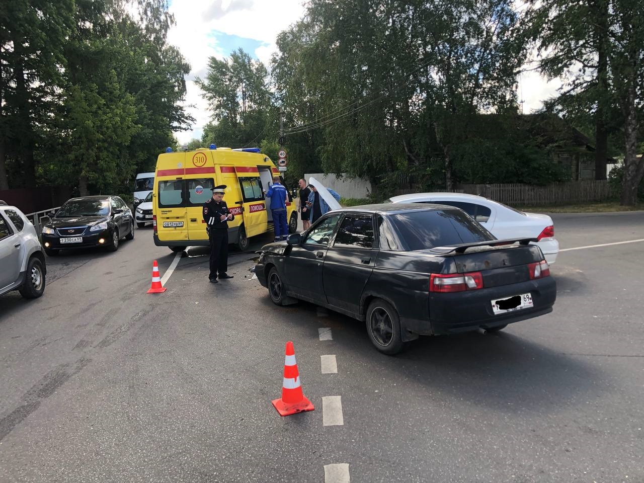 В аварии в Твери пострадали женщина и маленький мальчик