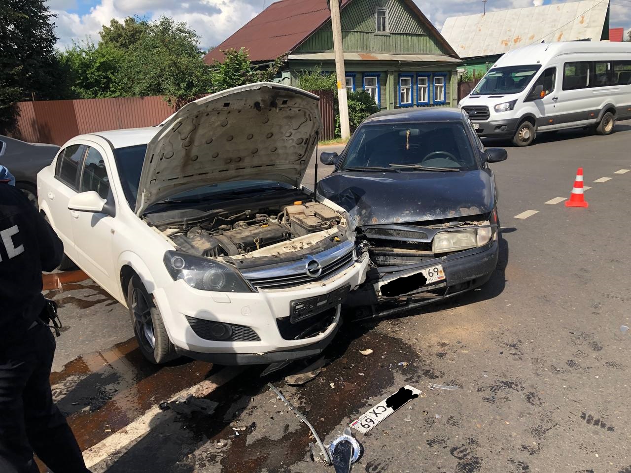 В аварии в Твери пострадали женщина и маленький мальчик
