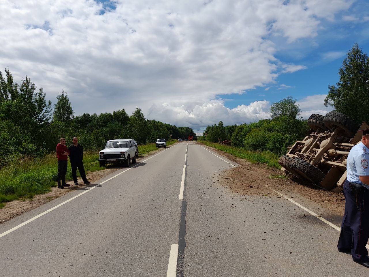 В Тверской области перевернулся Камаз с прицепом