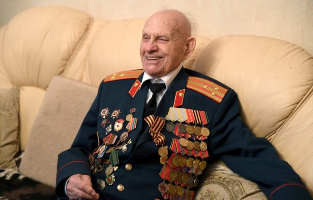Игорь Руденя поздравил с 99-летием участника Великой Отечественной войны Спартака Андреевича Сычёва Игорь Руденя поздравил с 99-летием участника Великой Отечественной войны Спартака Андреевича Сычёва