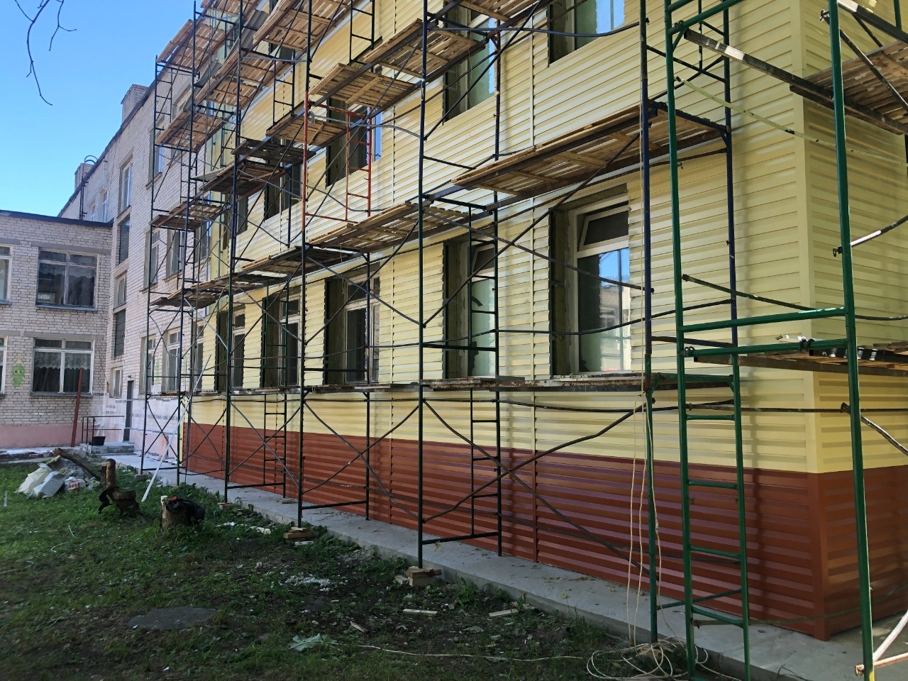 В поселке Новозавидовский утепляют фасад здания школы В поселке Новозавидовский утепляют фасад здания школы