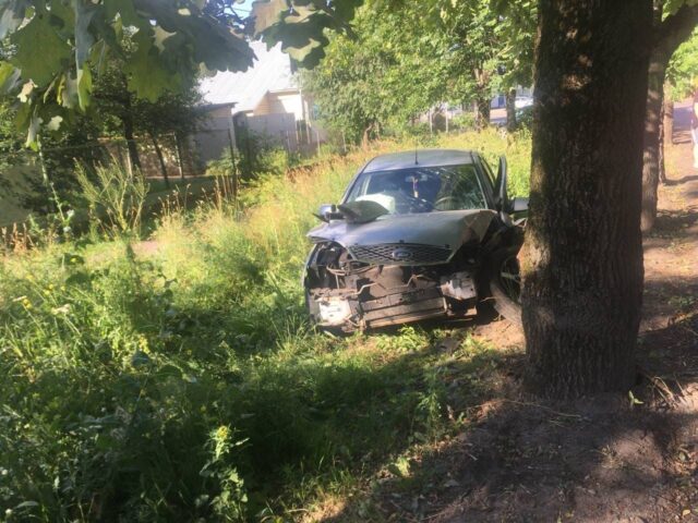 В Твери водитель иномарки въехал в дерево