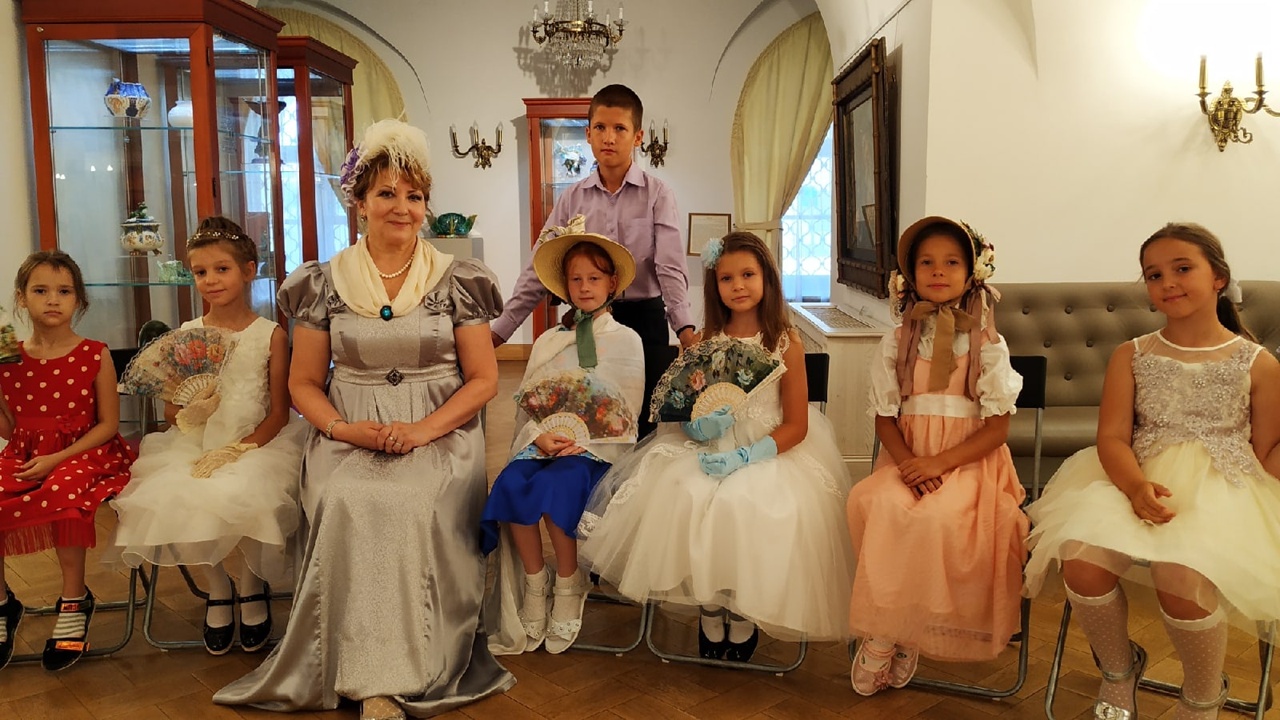 Школьники из муниципалитетов Тверской области участвуют в акции «Лето во дворце»  