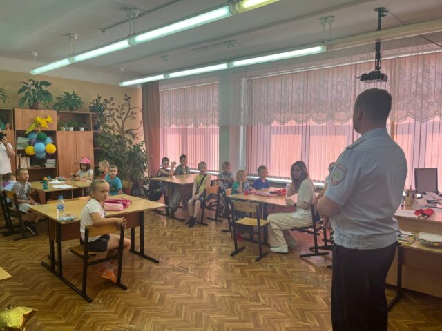 Юным жителям города Нелидово напомнили правила безопасного поведения на дороге